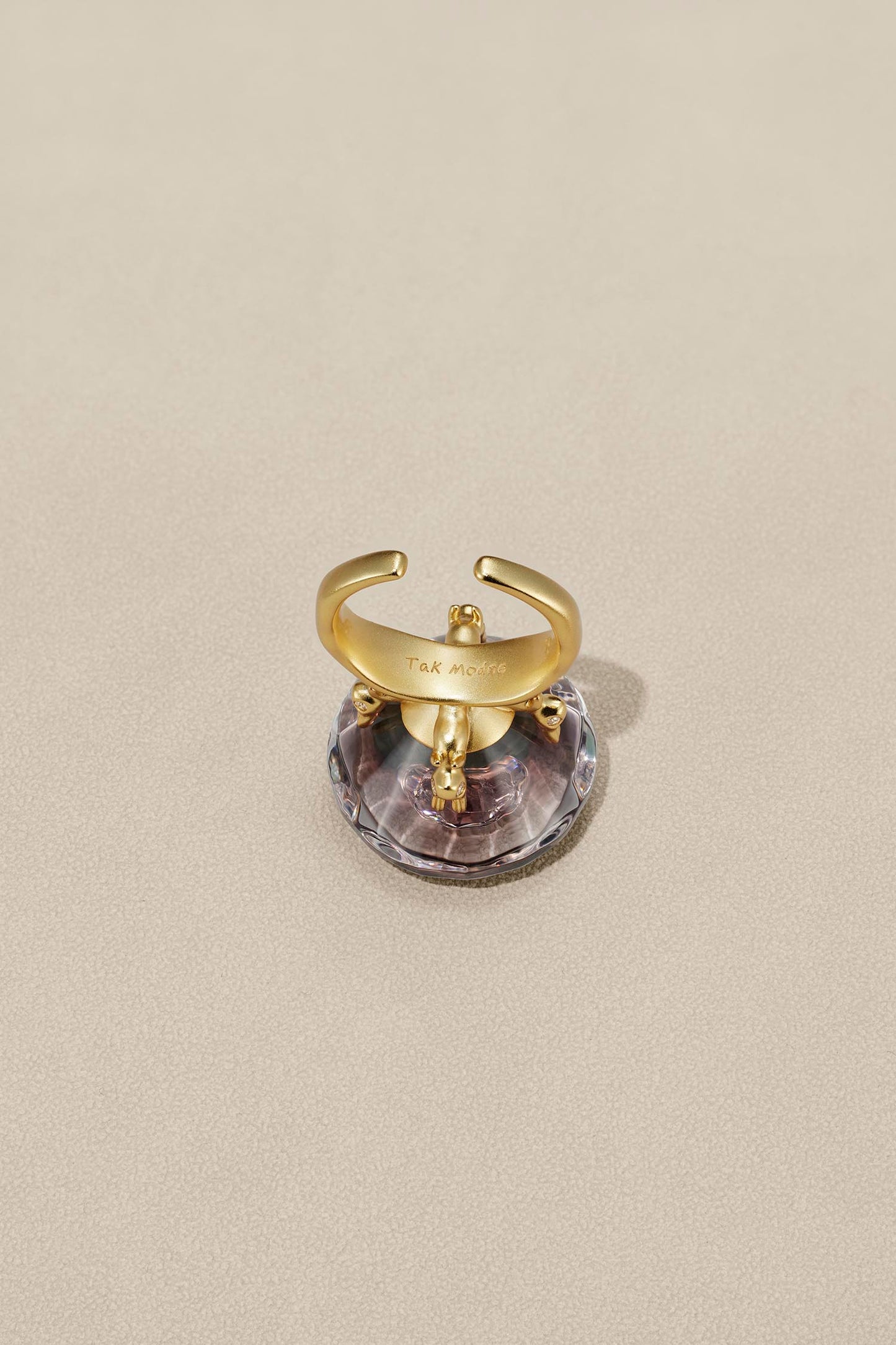 Tak Modne Lucite Diamond Bunny Ring