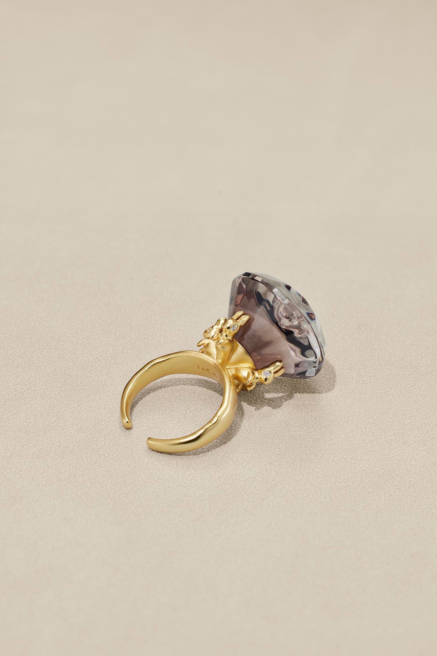 Tak Modne Lucite Diamond Bunny Ring