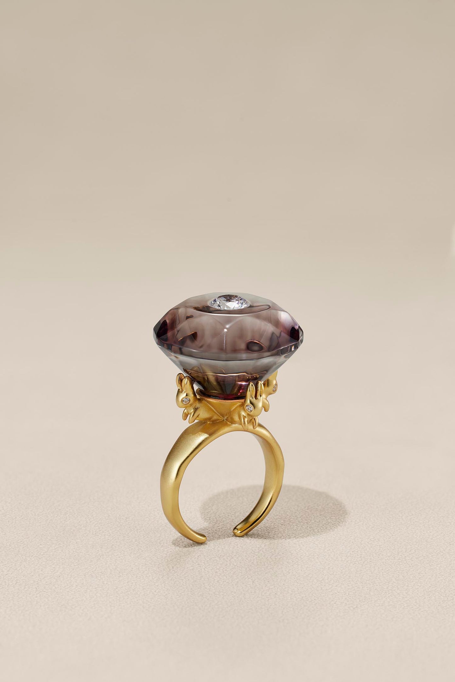 Tak Modne Lucite Diamond Bunny Ring