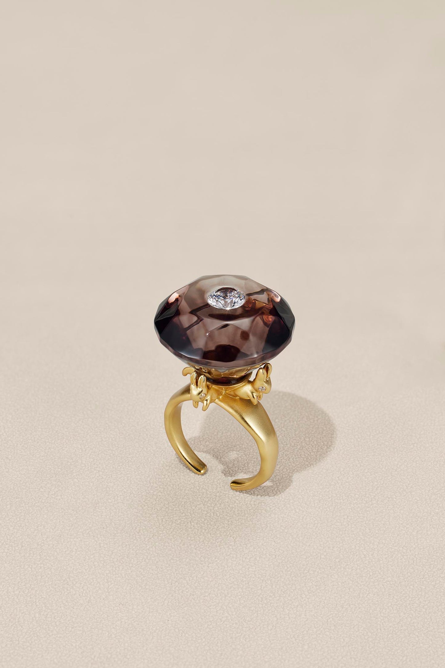 Tak Modne Lucite Diamond Bunny Ring